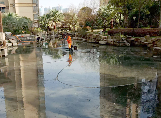 汶川景观池淤泥清理