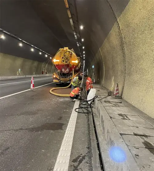 汶川隧道排水渠清淤